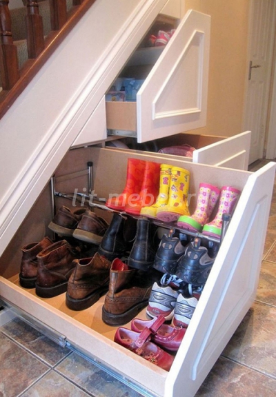 Выдвижной шкаф для обуви под лестницу